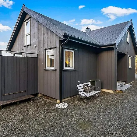 8 Person In Lyngdal