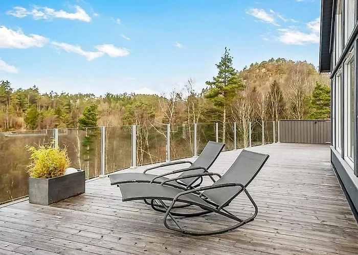 8 Person In Lyngdal-by Traum