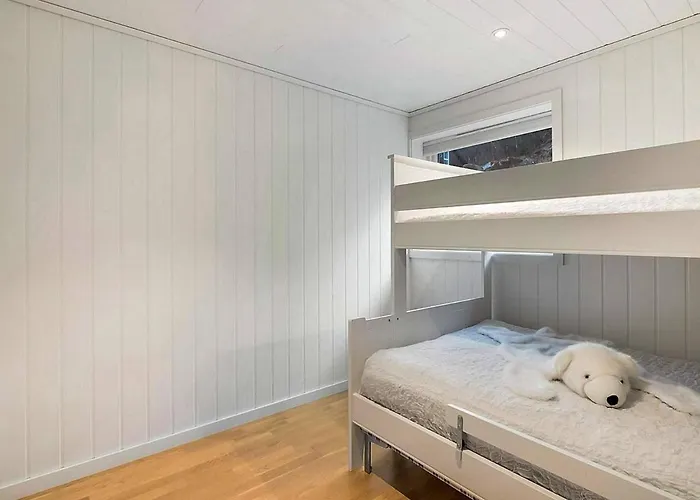 8 Person In Lyngdal-by Traum * Lyngdal
